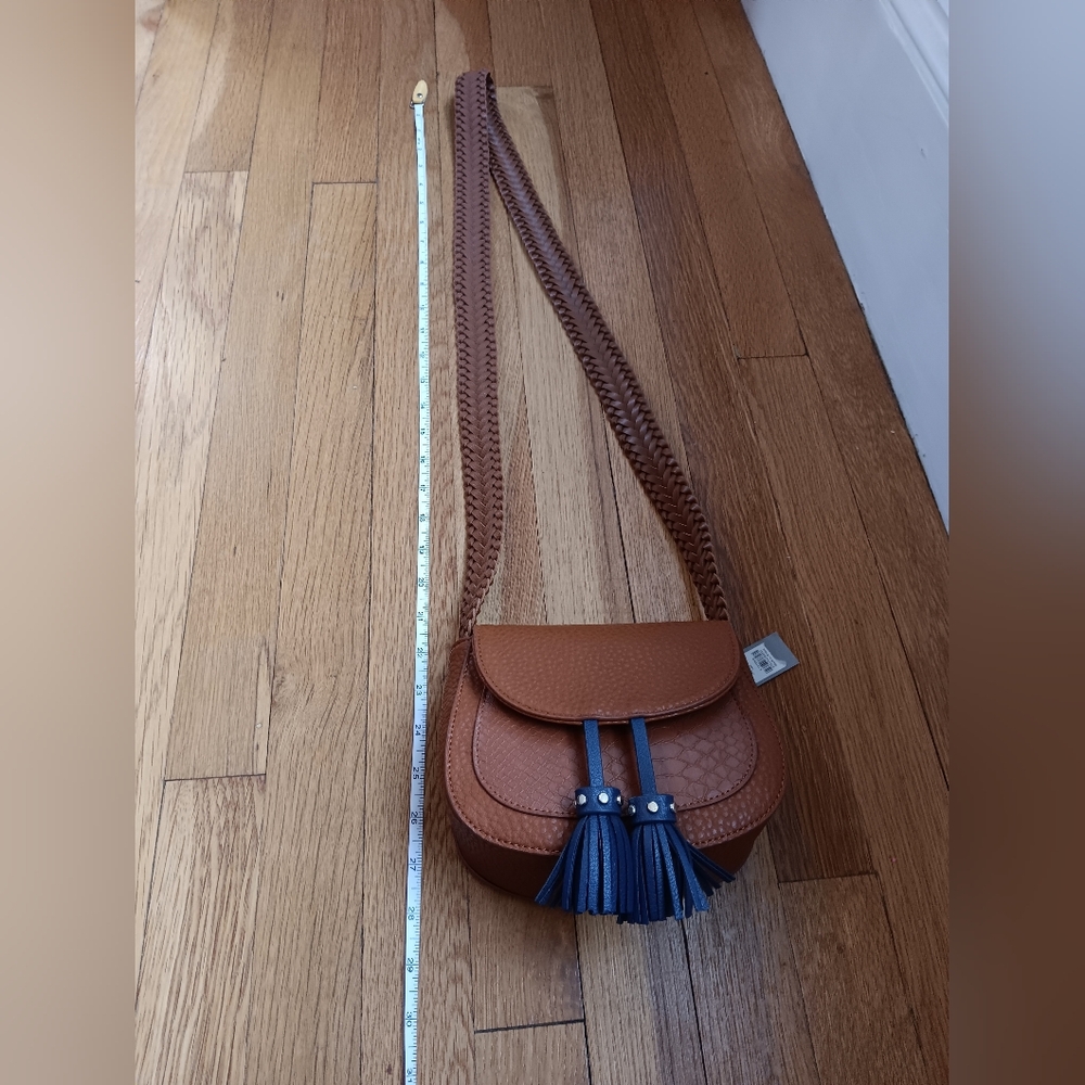 Chic Brown Crossbody Bag with Tassel Accent - Picture 3 of 8
